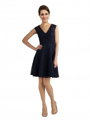 Azul marina oscuro línea A Cuello en V Encaje Corto Vestidos de dama de honor / Vestidos de cóctel Descuento